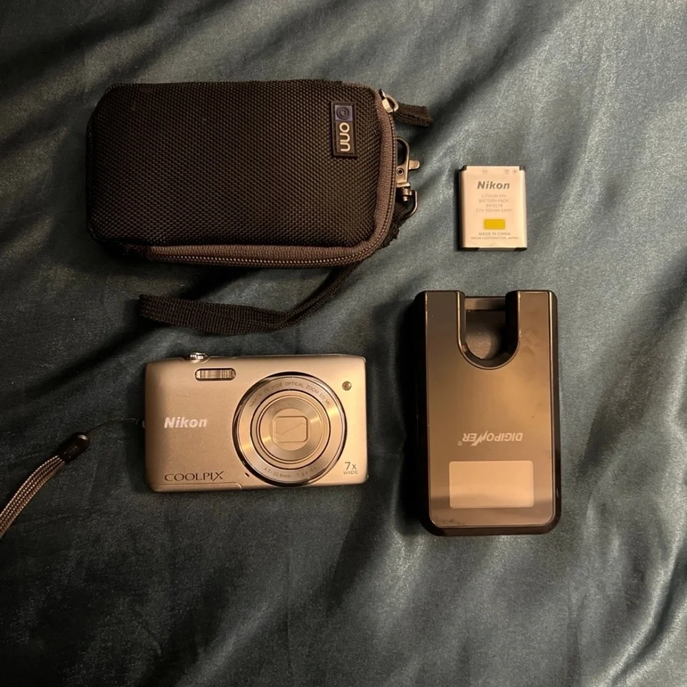 Nikon Coolpix s3500 Digital Camera with Accessories